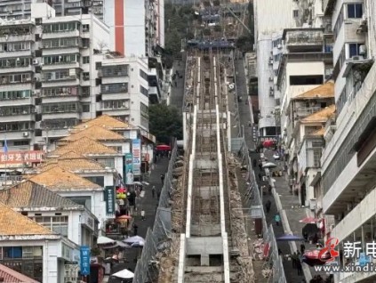 重慶巫山“神女大扶梯”建設(shè)中 長約905米，縱高約242米，有80層樓高?