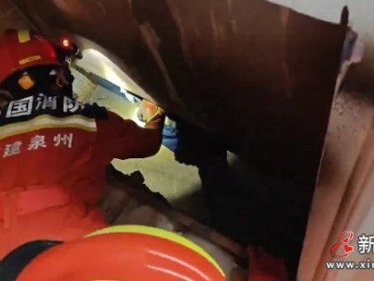 福建泉州一工人維修簡易搭建的貨梯時繩索斷了 貨梯廂和人墜落被困轎廂底