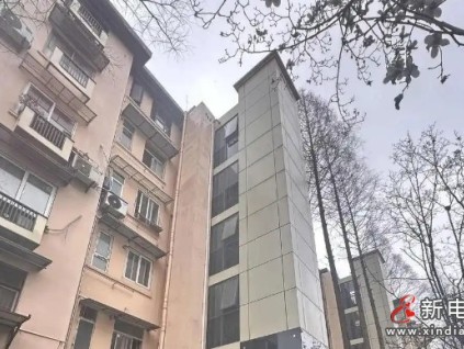 杭州75歲葉奶奶加裝電梯后仍需爬半層樓梯對此表示擔憂?