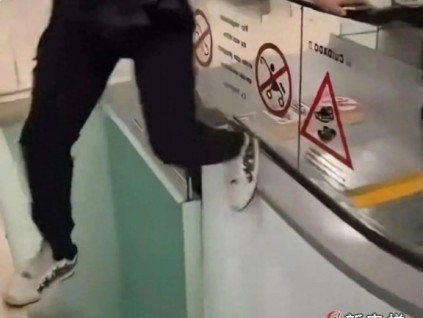 黑龍江商場一小伙為撿帽子，跳入扶梯縫隙，結(jié)果踩空摔傷