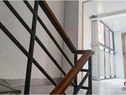 四川樂山加裝電梯的入戶方式引發(fā)矛盾 平層入戶?、半層入戶?？爭議仍在調解中