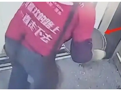 安徽一名紅衣老人將整盆水倒入電梯門縫 水滲入電梯主板短路 整部電梯當(dāng)場癱瘓