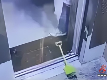 山西太原某小區(qū)這位家長心有多大？用鏟子擋電梯門把幼童一個(gè)人留在電梯里