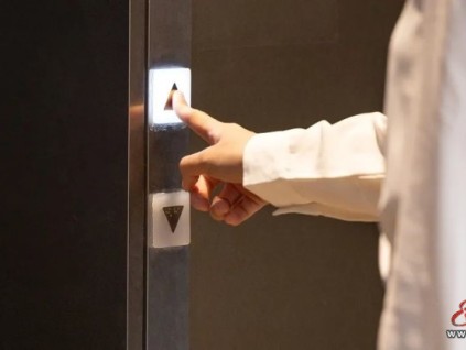 電梯故障被困28分鐘趕國(guó)際航班誤機(jī) 損失誰(shuí)來(lái)承擔(dān)？