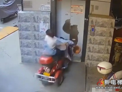 江蘇：一位老人騎三輪車毫無(wú)預(yù)兆地加速直行，意外撞破電梯門墜入電梯井