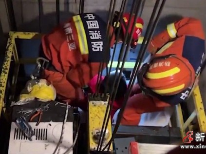 三亞某商業(yè)綜合體電梯纜繩打結(jié)觸發(fā)安全保護(hù)裝置急停 3人被困電梯內(nèi)近1小時(shí)