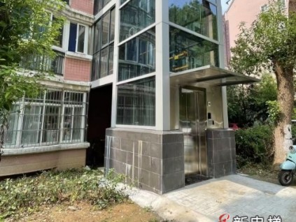 安徽合肥某小區(qū)加裝電梯時因非法占用公共綠化帶被城管局罰款??