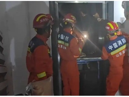 山東濱州因電梯斷電兩名青年被困 消防員使用專用鑰匙2分鐘開(kāi)門?