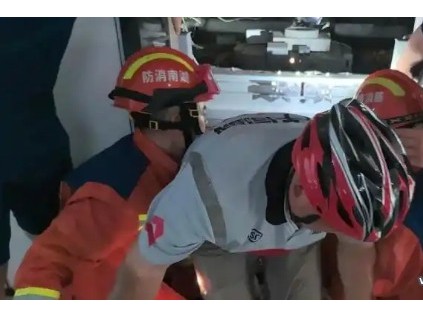 湖南長(zhǎng)沙?某小區(qū)老人和兒童等6人被困電梯