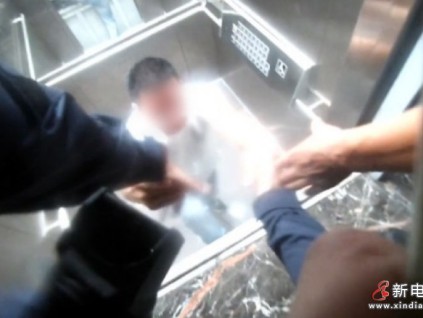 溫州一老人被困電梯 經(jīng)多方合力俯身拉臂、托舉等方式將老人安全救出