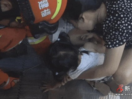 福建晉江商場(chǎng)?3名兒童在扶梯處嬉戲打鬧逆行摔倒，手中指被卡入踏板縫隙