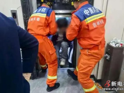 長(zhǎng)春市某小區(qū)電梯突發(fā)卡殼兩人被困 消防員規(guī)范操作成功救出