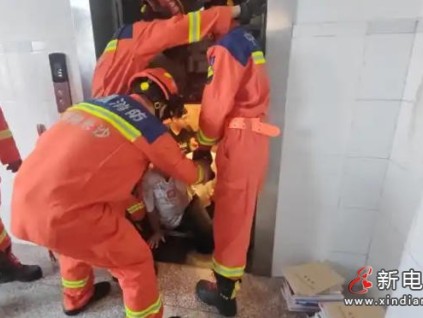 電梯突發(fā)故障10人被困 湖南長(zhǎng)沙消防14分鐘成功救援