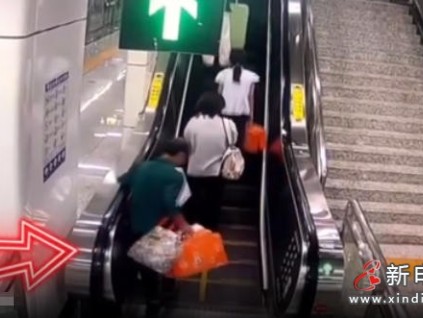 長(zhǎng)沙地鐵扶梯驚險(xiǎn)一幕：七旬老人摔倒，乘客緊急制動(dòng)化險(xiǎn)為夷