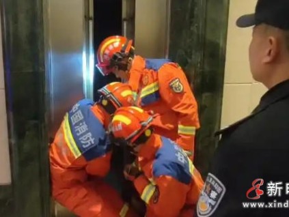 湖南?長沙外賣小哥凌晨被困電梯 消防員緊急救援化險(xiǎn)為夷