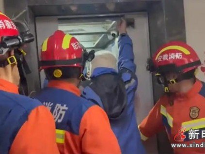 ?安徽合肥婚禮車隊(duì)整裝待發(fā) 電梯故障困住新人親友團(tuán)