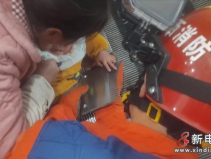 江西宜春1歲幼童扶梯驚魂：手指卷入梳齒板，消防員緊急救援