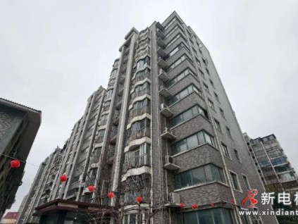 新梯門窄10厘米引爭(zhēng)議 江蘇徐州某小區(qū)7部電梯更新停工超1個(gè)月