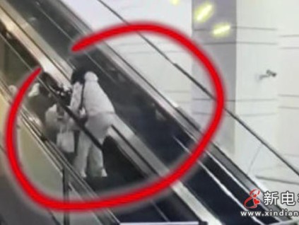 驚險瞬間！江蘇揚州火車站扶梯老人倒掛 下班女警緊急施救