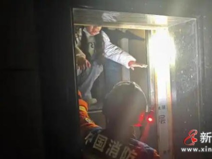 停電致兩臺電梯同時懸停三人被困 湖南長沙芙蓉消防10分鐘速救