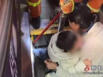 揪心！安徽蚌埠一幼童腳卡自動扶梯，消防緊急救援脫險?
