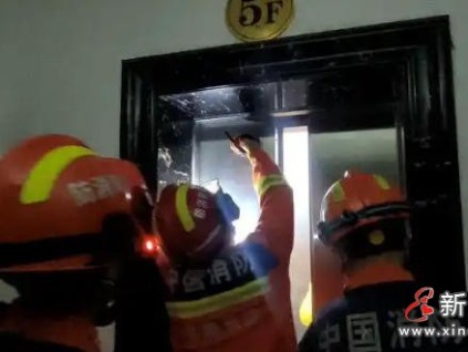 湖南長沙消防救援人員在不到10分鐘內成功救出被困電梯的居民?