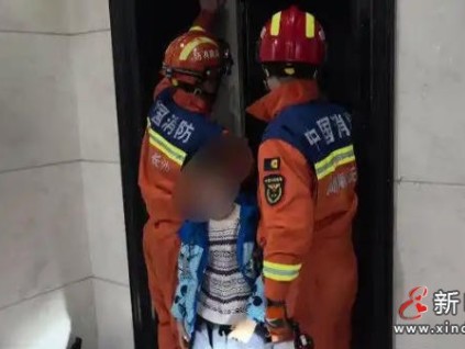 電梯故障困老小 湖南長沙消防1分鐘極速救援