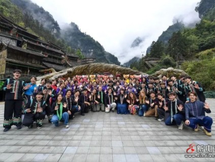 天梯上的天籟之音，百年合唱團(tuán)唱響張家界天門山