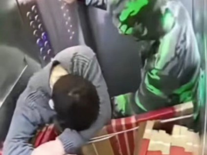 搬運瓷磚導致電梯超重！倆男子不幸受傷