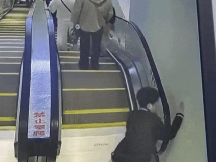 潛江男子惡意按停扶梯致乘客險摔倒 警方全力追查