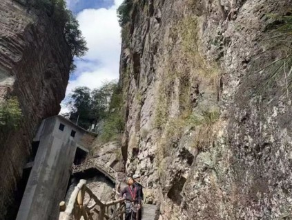 浙江溫州雁蕩山“隱身電梯”五一投用20秒登頂 仿石外觀與山體渾然一體